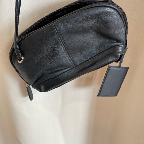 Crossbody run around bag. - Picture 3 of 3